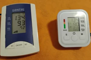 Diferenta masuratoare Sanitas fata de tensiometru ieftin